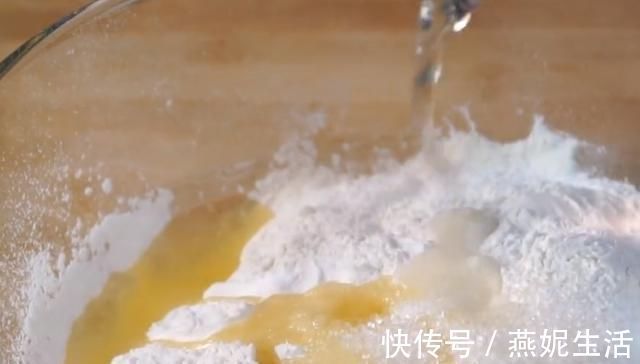 早餐别再做油条了，试试这样做，不用酵母、不用泡打粉，个个鼓泡