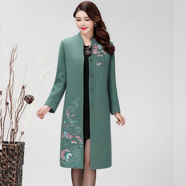 风衣|中国风外套+旗袍式连衣裙,这样穿实在太美,到哪里都是焦点