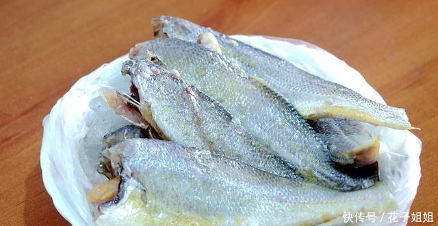 小黄鱼干煎后加一步，变身咸鲜微辣色香诱人的干烧小黄鱼