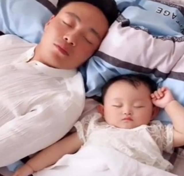 差别|爸爸陪龙凤胎宝宝睡觉,待遇差别太大了,妈妈看完都要无语了