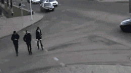 |搞笑GIF:本来想展示一下技术 没想到她最后一跳太抢镜了