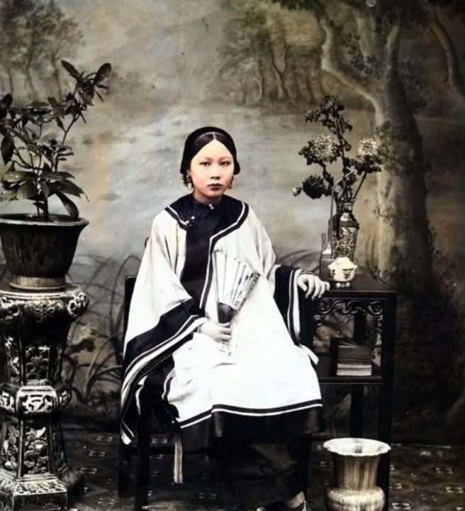 清朝|不要被黑白照片骗了，清朝女子换上现代妆容，颜值让你惊叹不已