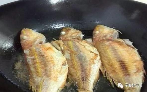 煎鱼时,别再用生姜擦锅了大厨牢记这3点,鱼皮不破不粘锅