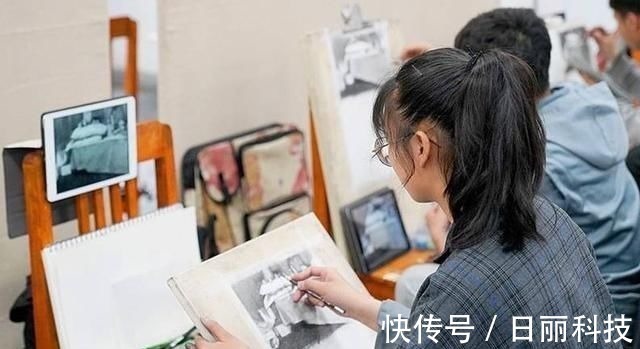 阅卷老师$当学渣美术生迷上画偶像,画面变得一言难尽,网友:你个假粉丝