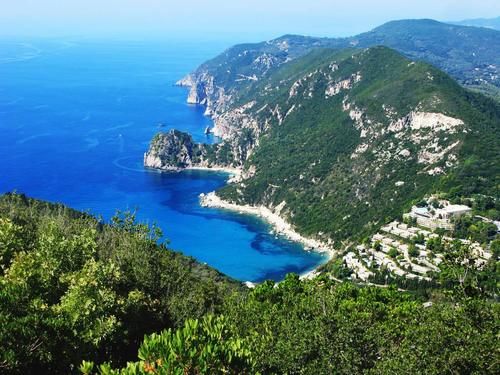 希腊不可错过的科孚岛，茜茜公主曾在此居住，展示纯粹的蓝白世界