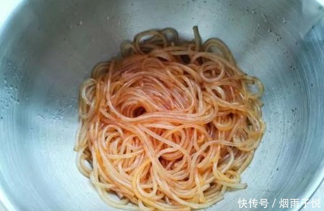 炒粉条,泡软直接炒就错了,做好2步,不粘连不起坨,爽滑又入味