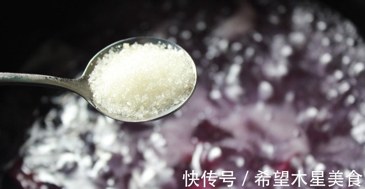 红枣|这是一道银耳羹，加了紫薯后更加香甜，营养更足！