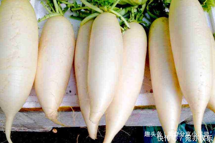 做丸子时,不要再加面粉了!换成此物,丸子香软可口,吃着很细腻