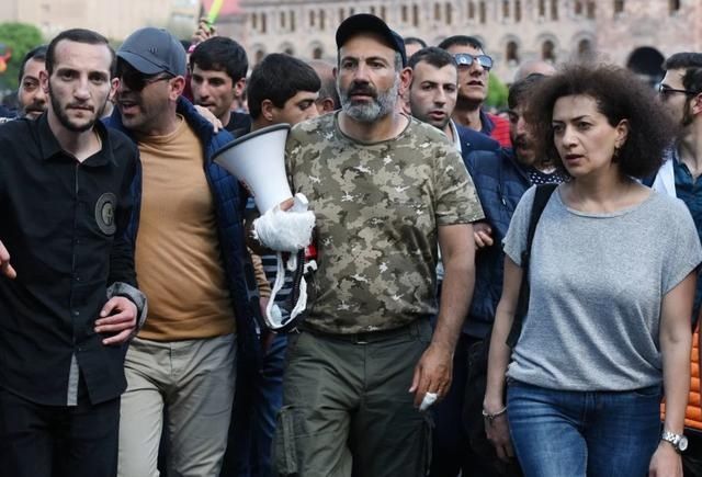 亚美尼亚|最危险的时刻,连总理的妻儿都上了战场