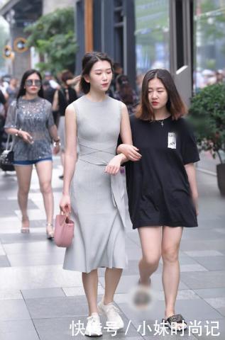 街拍被针织裙包裹,让自己尽享靓丽舒适的感觉