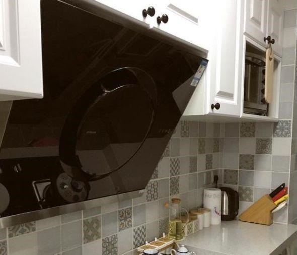 背景墙|老婆硬要把冰箱放玄关，墙上装木板，完工我愣了，这设计第一次见