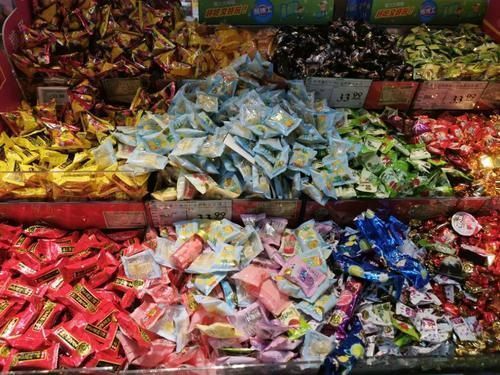 超市里|5种糖卖了近30年,没换过包装,搁超市不起眼的地方,从来不愁卖