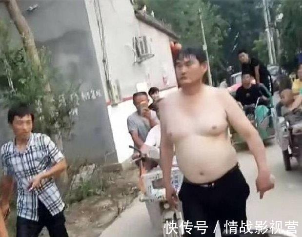 朱之文|大衣哥朱之文赤裸上身,光脚在村里逛街,一步三晃引来村民围观