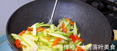 西葫芦炒鸡蛋,地道家常菜,教你百吃不厌的做法,鲜香又美味!