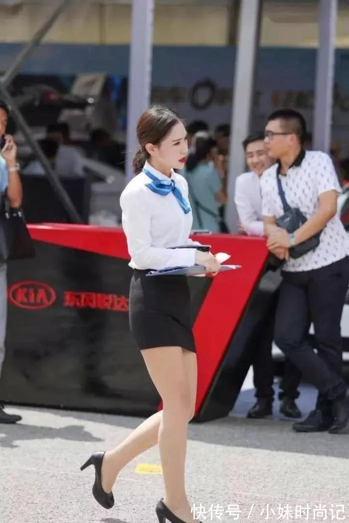 衬衫 时尚街拍:黑色包臀裙+白衬衫,职场范儿十足