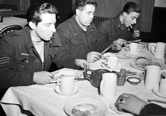 竟要|今早你吃的培根鸡蛋，在二战期间，英军飞行员竟要用命来换