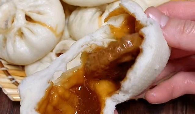 今天做的肉包子，我闺女居然吃了七个，这样调馅儿简直太棒了