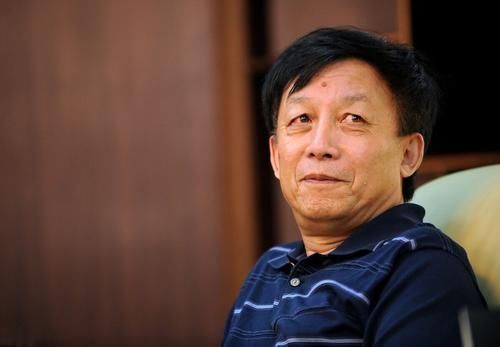 易中天去参加朋友婚礼,没做多久就愤然离席,临走还骂:令人作呕