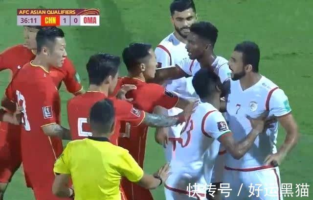 裁判|冲突!国足忍无可忍,16分钟遭3次恶意踩踏,裁判太纵容对方了