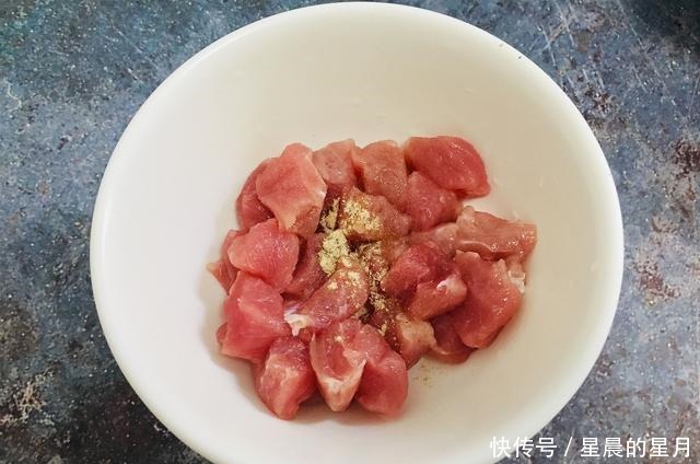  炸肉|香酥“干炸肉段”，掌握小技巧，肉块轻松挂糊