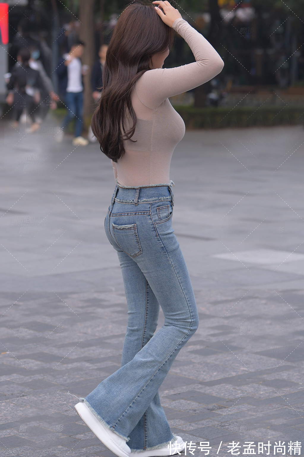 洋气|打底衫是女生初秋必搭的款，配牛仔喇叭裤，简约修身又美丽洋气