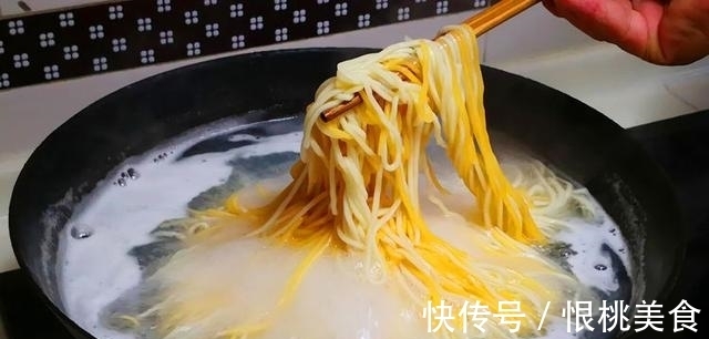 肉末|换个花样吃面条，茄子尖椒加肉末，做法简单适合忙碌的上班族
