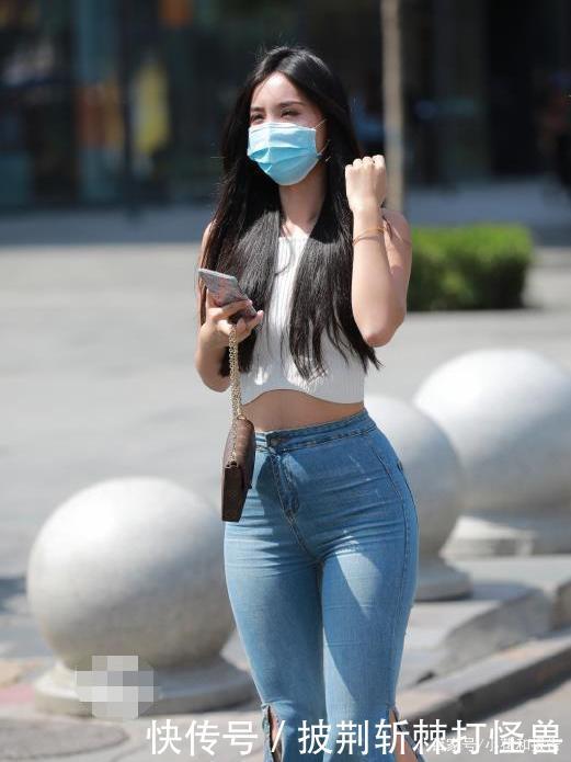 汗衫|露背汗衫+开叉牛仔裤,展现都市丽人的魅力,性感大气又时尚