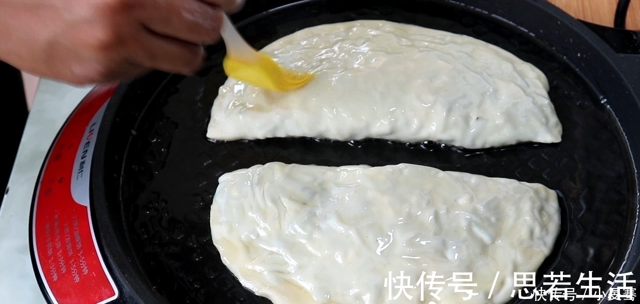 韭菜盒子最好吃的做法，开水一烫，做出来薄皮大馅，太香了