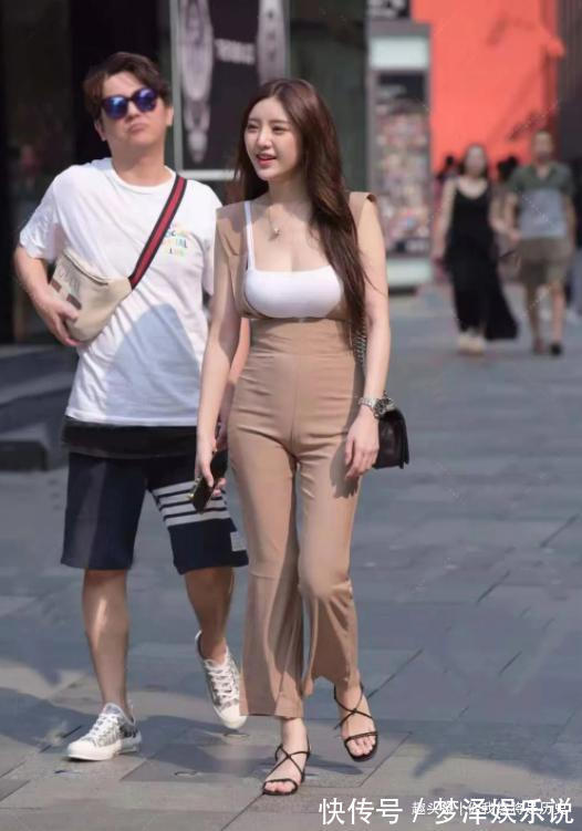 长裤 小情侣逛街,女孩白色吊带搭配卡其色长裤,清爽有魅力