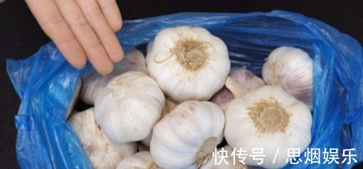 吃不完的大蒜,别直接放冰箱!教你一招,放一年都不干瘪发芽!