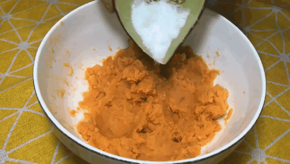 红薯新吃法，不油炸不水煮，外酥里糯，好吃到停不下来！