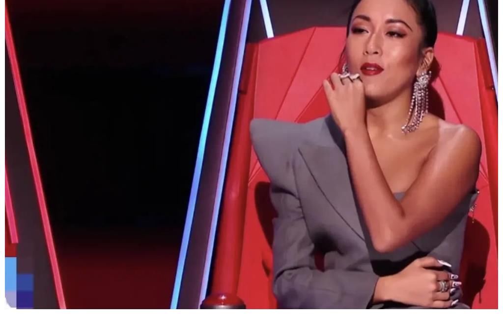 吉克雋逸|吉克雋逸真把自己當(dāng)導(dǎo)師了，李榮浩還在點評，她直接打斷自己先說