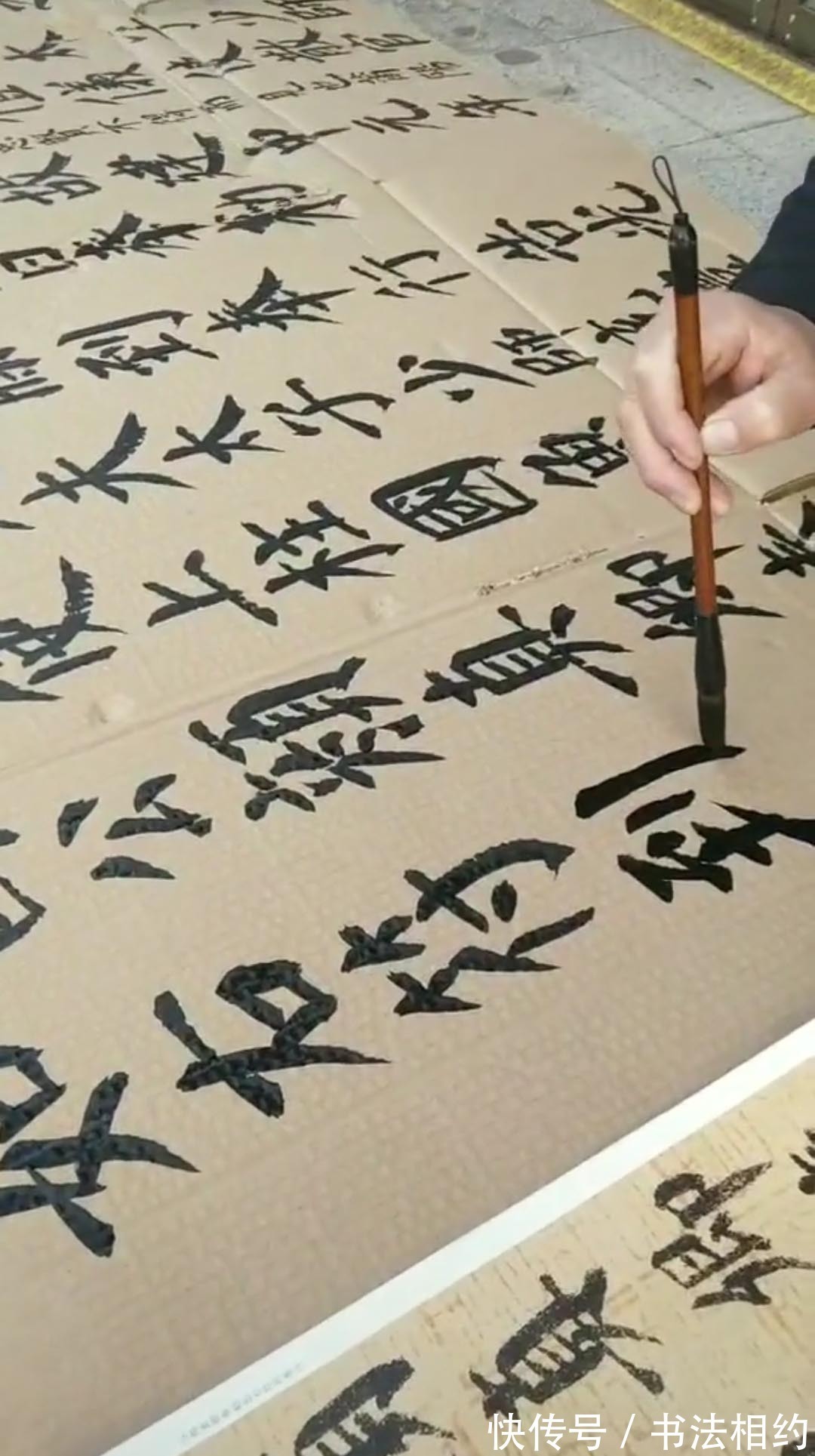 笔笔$羊肉汤老板废旧纸壳练颜楷走红,笔笔惊艳,网友:羊肉汤有翰墨味