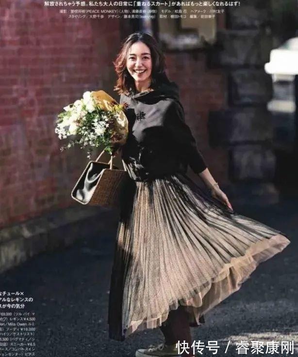 随性|卫衣+半裙=早秋最火混搭套路，时髦又有女人味