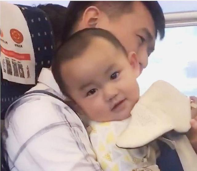 小宝宝|爸爸独自带宝宝坐高铁,全程不吵不闹,网友笑的好甜