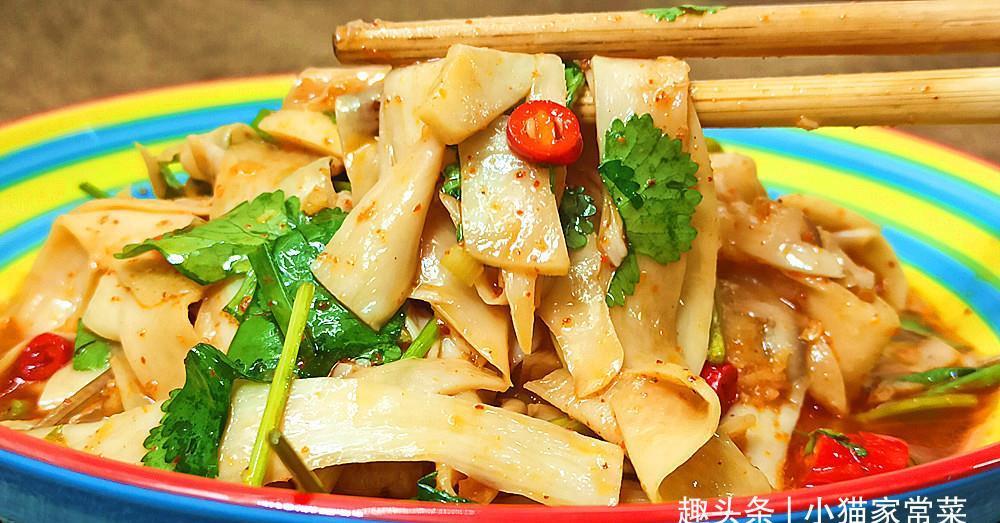 杏鲍菇凉拌比直接用热油炒出来的杏鲍菇口感更好,味道也清香