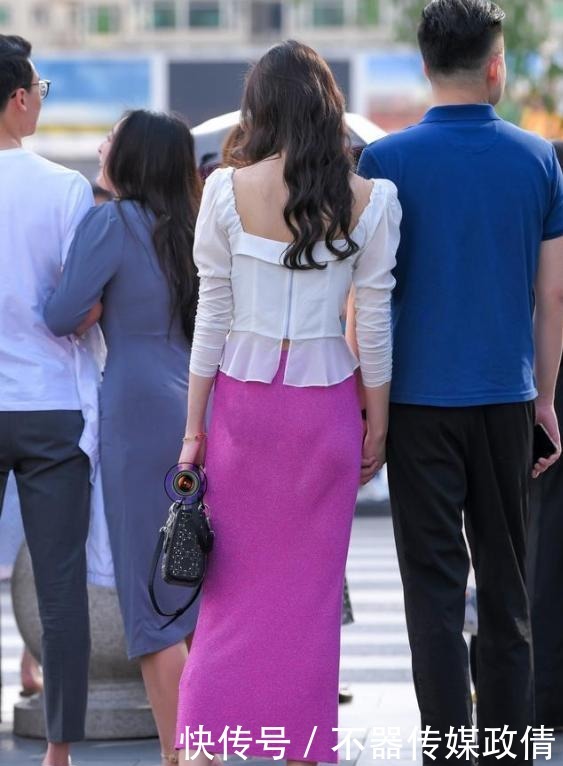 华丽|长发女神穿玫红色半身裙,华丽又不失典雅,时尚又迷人