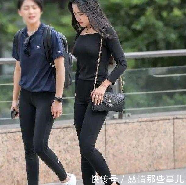 下半身 黑色小脚裤搭配黑色紧身上衣,虽然很常见,却能够凸显气质!