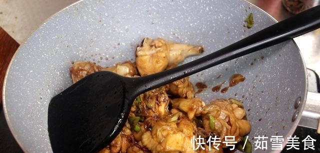 炖鸡肉时,别再直接下锅炖,大厨教你一招,鸡肉鲜嫩营养不流失