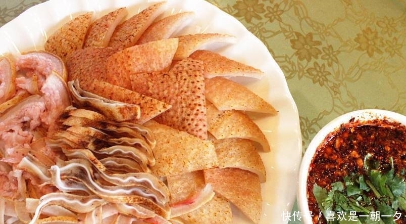 白族的传统美食，雕梅白族姑娘心灵手巧的标志，生皮是待客名菜