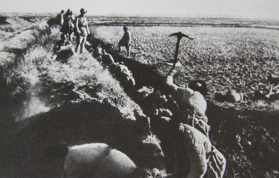 华东野战|3名战士被困敌阵，班长一咬牙挖沟，开创了著名的“剥皮”战术