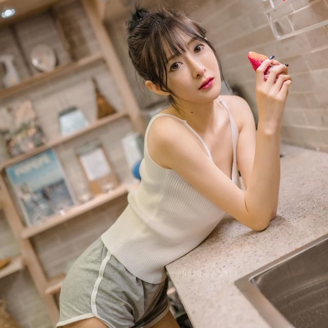 街拍清纯少女般的小姐姐,凹凸完美曲线,满满的可爱气息