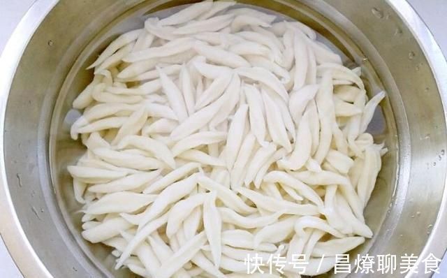 秋天,饺子面条靠边站,给家人做此面食,汤鲜美味还筋道,太香了