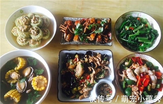 大热天请闺蜜来家里吃饭，我特意下厨招待，上桌后老公脸都黑了！