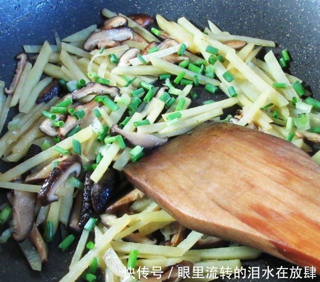香菇炒土豆丝,家常快手小炒!