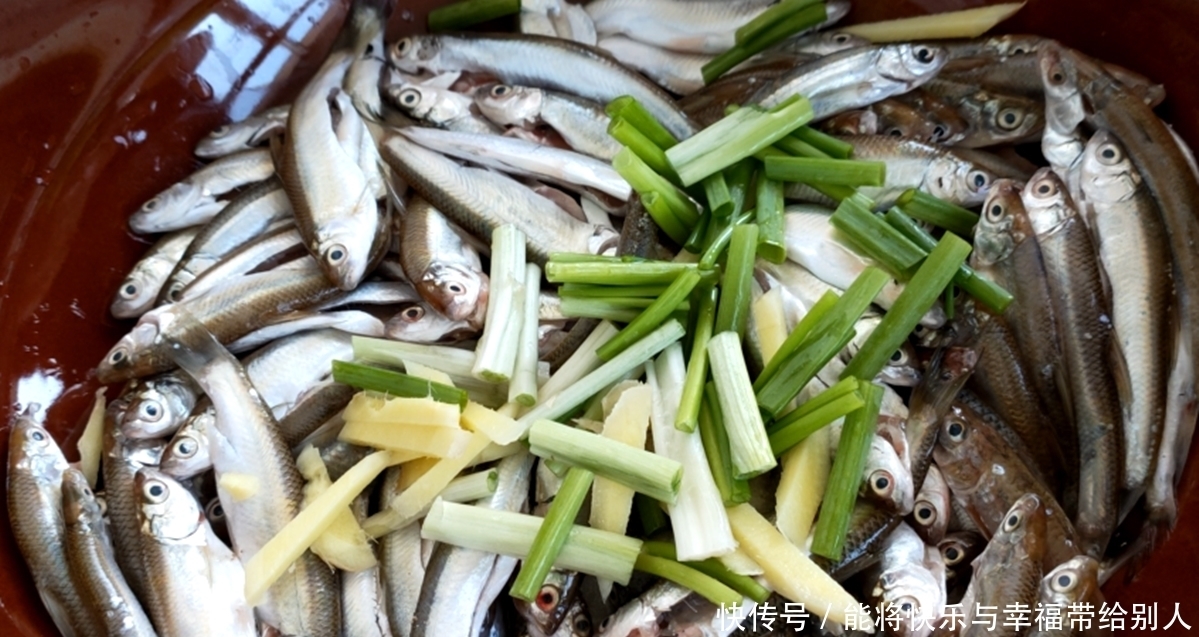 油炸小鱼时,用面粉还是用淀粉?教你正确做法,酥脆好吃不回软