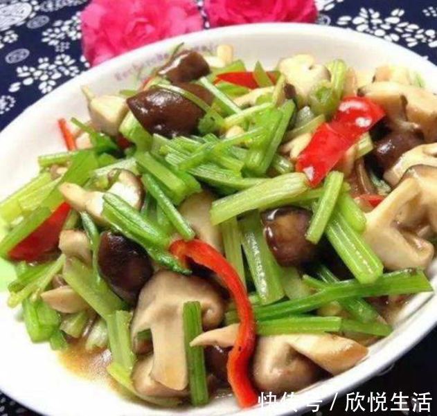 牛杂|美食推荐:芹菜香菇炒熏干,虎皮青椒,香辣牛杂,蒜香鸡翅的做法