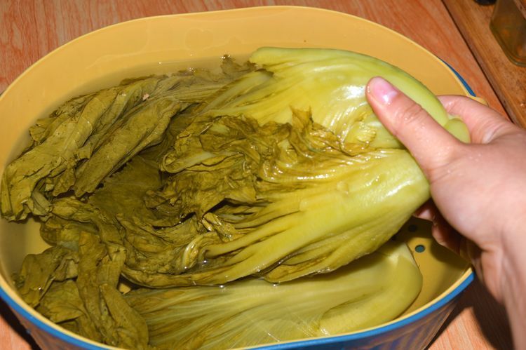 腌酸菜放盐是大错，教你一个简单做法，今天做明天吃，又酸又脆