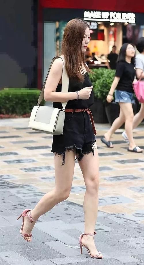 美女穿搭：吊带连衣裙气质穿搭，时髦高级又减龄