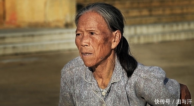 炒菜|50多歲夫妻,雙雙患上骨質疏松,醫生提醒:炒菜時1種調料要少放